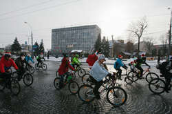 Новорічний велопарад у Вінниці: містом проїхалися Діди Морози та Санти (фоторепортаж)