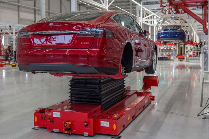 Tesla знизила ціни на всі свої електромобілі