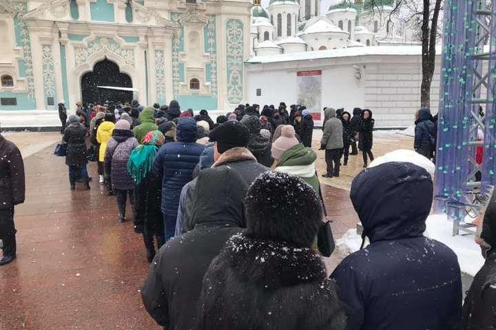 Томос у Софії Київській: до храму стоїть кількатисячна черга