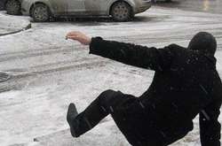За два святкові дні від ожеледиці травмувалось понад сотню киян