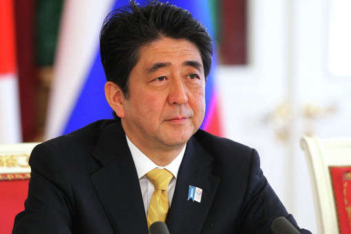 Прем'єр Японії на могилі батька присягнувся вирішити з РФ питання Курил