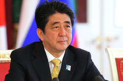 Прем'єр Японії на могилі батька присягнувся вирішити з РФ питання Курил