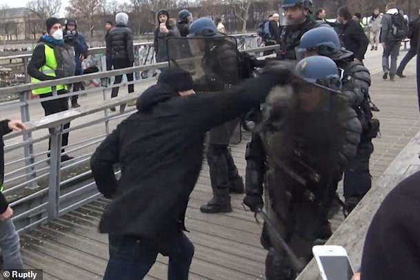 Екс-чемпіон Франції з боксу заарештований за побиття поліцейського під час протестів (відео)