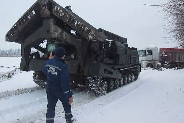У Запорізькій області для очистки доріг від снігу залучено інженерний танк