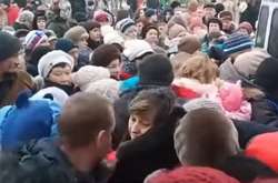 У Росії натовп влаштував тисняву через безкоштовні цукерки від партії Жириновського