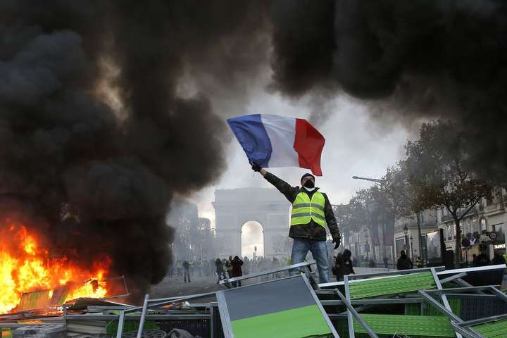 Прем’єр Франції пообіцяв «присікати» протести після акцій «жовтих жилетів»