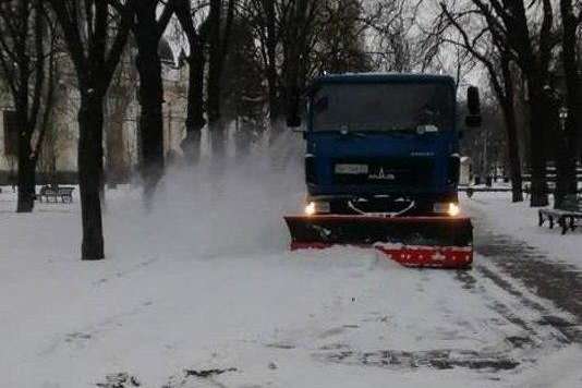 Спеціальна техніка оперативно ліквідовує наслідки снігопаду в Одесі