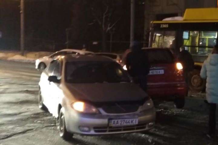 У Києві не розминулися дві автівки і тролейбус (фото)