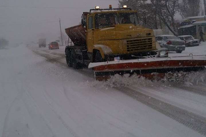 Снігопади в Україні: на Запоріжжі замело дороги