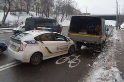 В результаті аварії поліцейський Prius отримав серйозні пошкодження капота