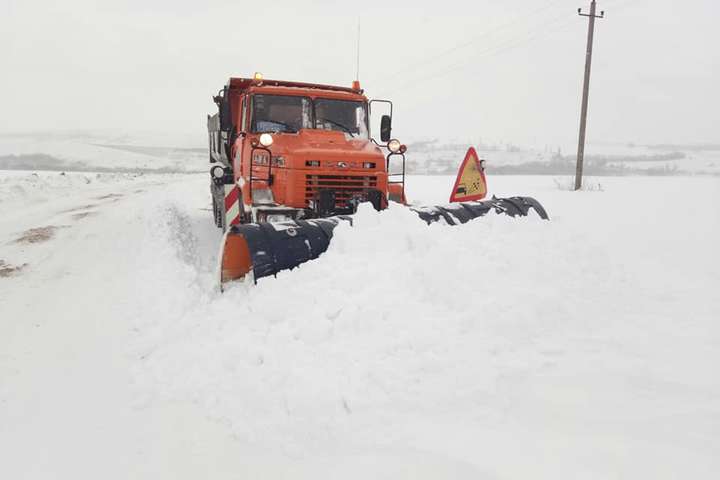 Снігопади на Запоріжжі: дві автомобільні дороги вже відкриті для транспорту