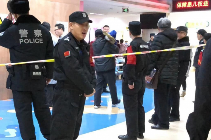 В Пекине неизвестный ранил ножом 20 школьников 