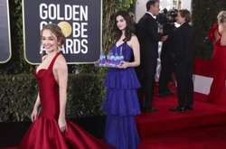 «Девушка с бутылкой»: разносчица минеральной воды стала мемом «Золотого глобуса»