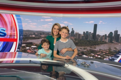 Австралийская телеведущая вышла в эфир с декольте в виде мужского полового органа