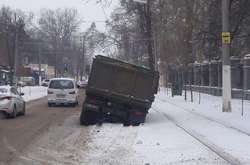 На Французькому бульварі після ремонту труб знову провалився автомобіль (фото)