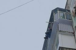 Дівчина сиділа на підвіконнику на п&rsquo;ятому поверсі багатоквартирного будинку, звісивши ноги вниз