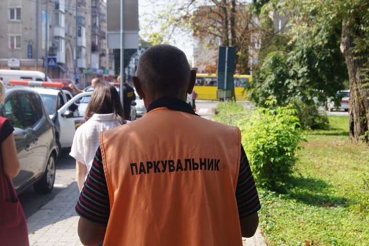 У Києві набирають паркувальників із вищою освітою