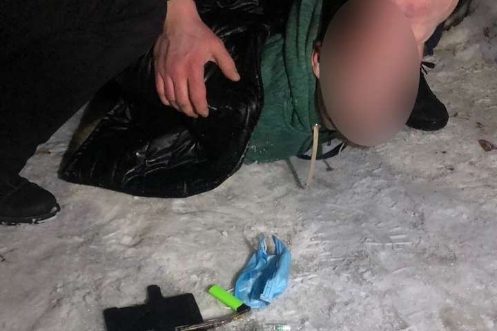 Зухвалий розбій: у Борисполі молодик зі шприцем напав на дівчину