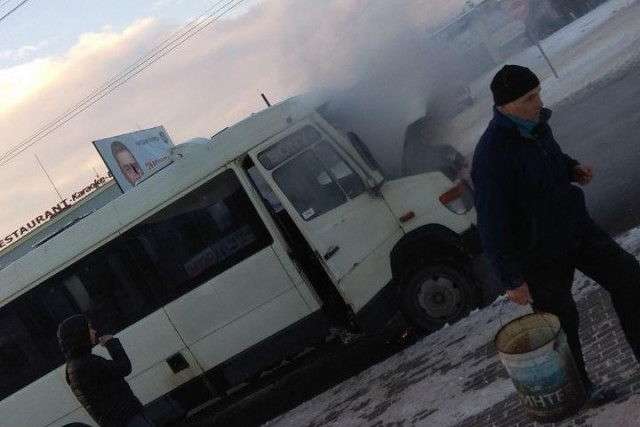 У Луцьку пасажири снігом загасили пожежу в маршрутці 