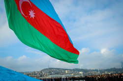 В Азербайджані на барельєфі Шевченка зняли табличку російською мовою