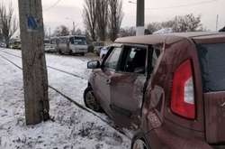 Автівка після зіткнення з стовпом