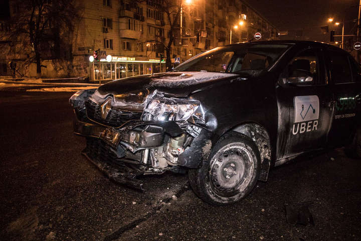 У центрі Києва автомобіль Uber влетів у поліцейський Renault (фото, відео)