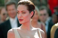 Вся в черном: папарацци заметили Анджелину Джоли с детьми на шопинге