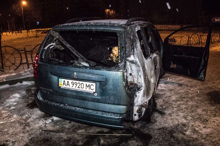 У дворі будинку в Києві згоріли два автомобілі (фото, відео)