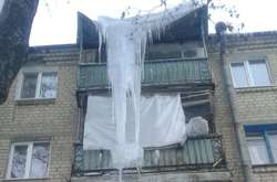 В Харькове огромная сосулька растянулась на два этажа (фото)