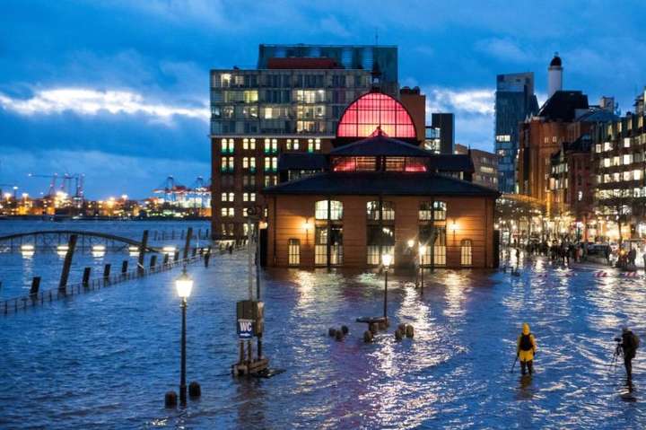 У Гамбурзі через шторм затопило відомий рибний ринок (фото)