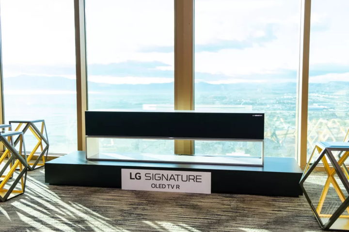 LG представила телевизор, скручивающийся в рулон (видео)