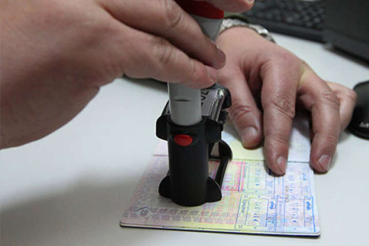 Польські прикордонники затримали українську сім'ю із 16 фальшивими штампами в паспортах
