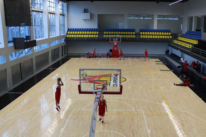 На Дніпропетровщині відкрили оновлений спорткомплекс для тенісу та баскетболу. Фото