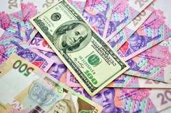 Гривня продовжує знижуватися на міжбанку 