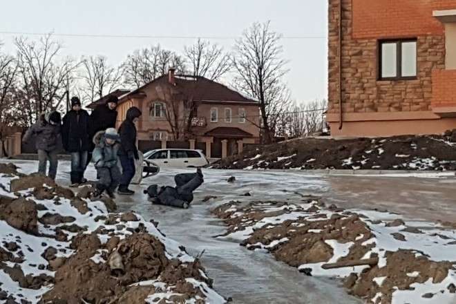 У Росії діти влаштували атракціон на замерзлих фекаліях 