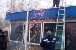 Комунальники знесли два кафе-майданчики і шиномонтаж (фото)