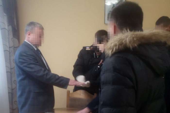 Порошенко звільнив упійманого на хабарі чиновника