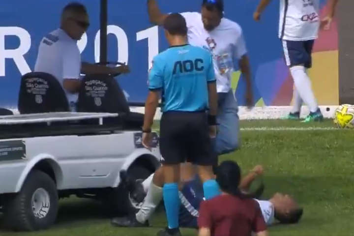 У Бразилії під час матчу медики переїхали ногу травмованому футболісту (відео)
