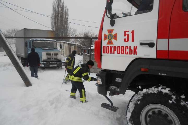Негода на Донеччині: рятувальники витягли із снігових заметів 16 авто