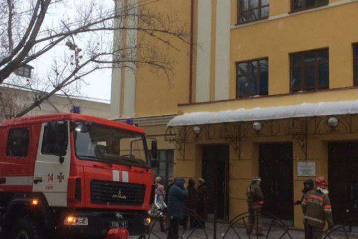 Через замикання електропроводки у Києві евакуювали школу