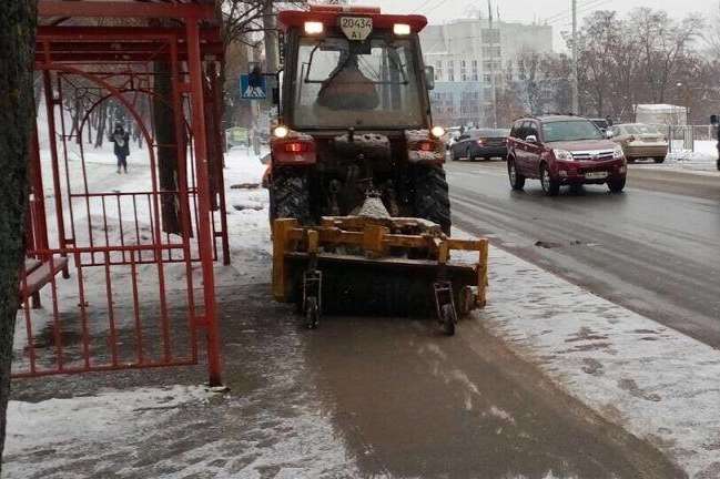 Сніг у Києві вивів на дороги майже 400 одиниць прибиральної техніки (фото)