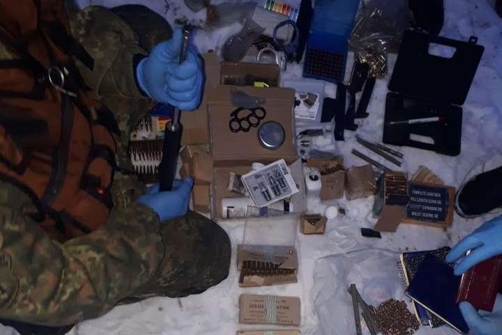 На Вінниччині у депутата виявлено арсенал зброї (фото)