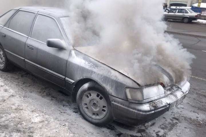 На Троєщині загорівся автомобіль, куплений за дві години до інциденту (відео)