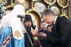  Филарет вручил Порошенко орден Андрея Первозванного 