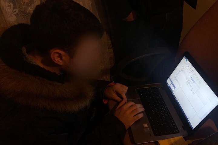 <p>Злочинна група складалася з чотирьох осіб віком від 26 до 30 років</p> - Кіберполіція викрила хакерів, які ошукали українців на понад 5 млн грн