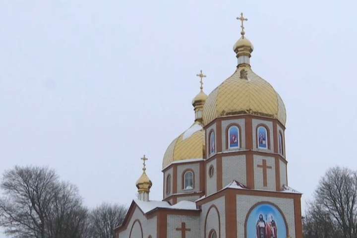 На Вінниччині парафіяни заблокували двері в храм, де служить священик Московського патріархату - На Вінниччині селяни не пустили до храму священика Московської церкви