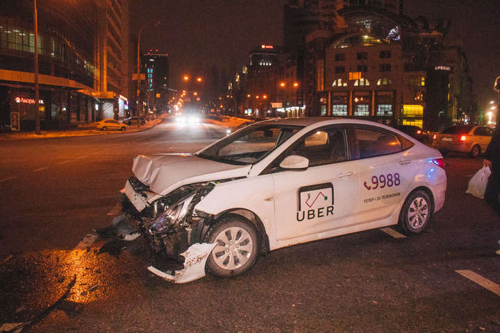 На площі Перемоги не поділили дорогу BMW і таксі Uber
