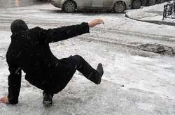 Мешканців Києва попередили про небезпеку на дорогах і тротуарах