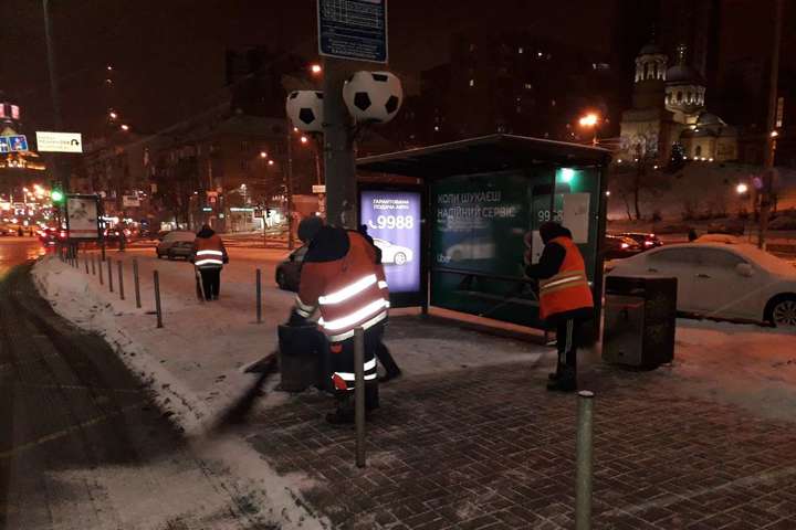 Дорожники показали, як цілодобово розчищають вулиці Києва від снігу (фото) 