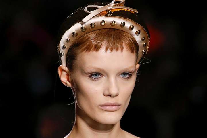 Модные дизайнеры показали, как носить челку в этом году: стильные фото с fashion-показов
